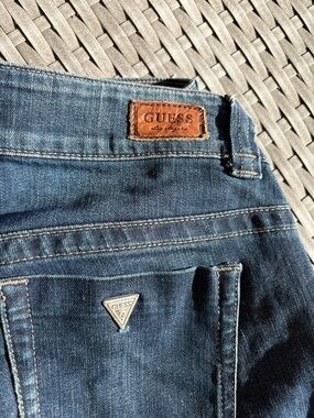 Vintage-inspired GUESS bootcut jeans 💙
